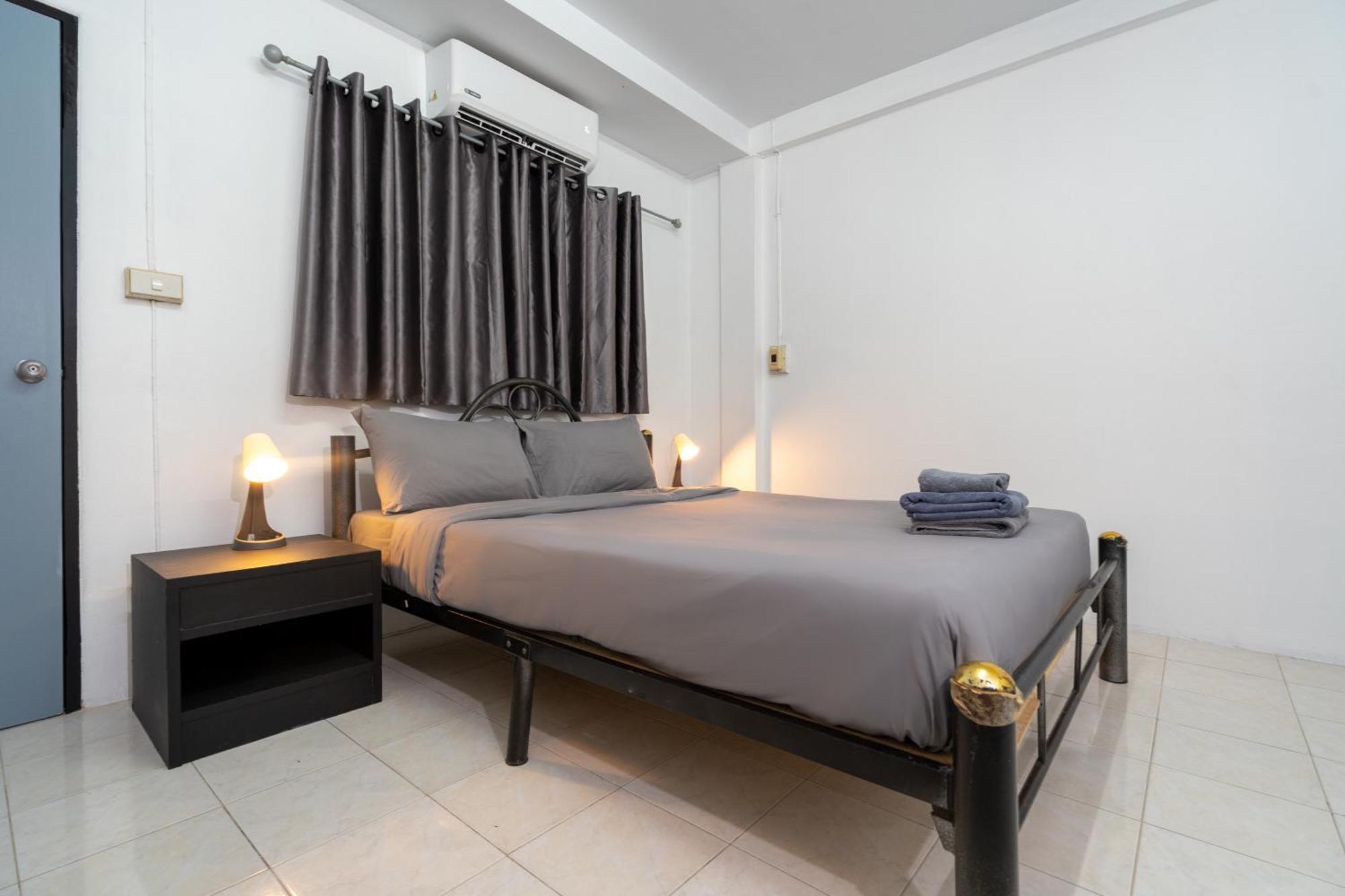 Black Pantera Hostel Patong Luaran gambar