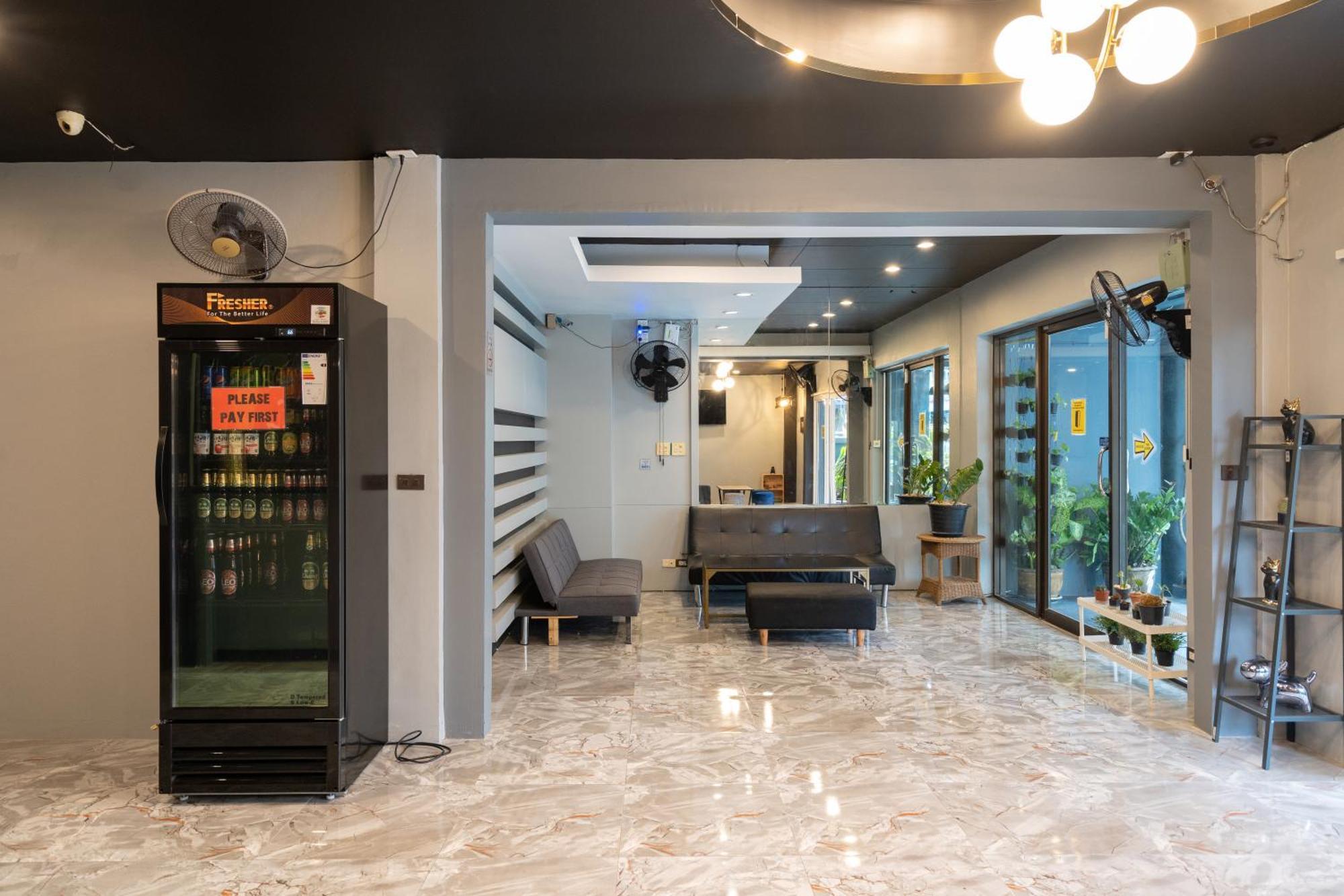 Black Pantera Hostel Patong Luaran gambar