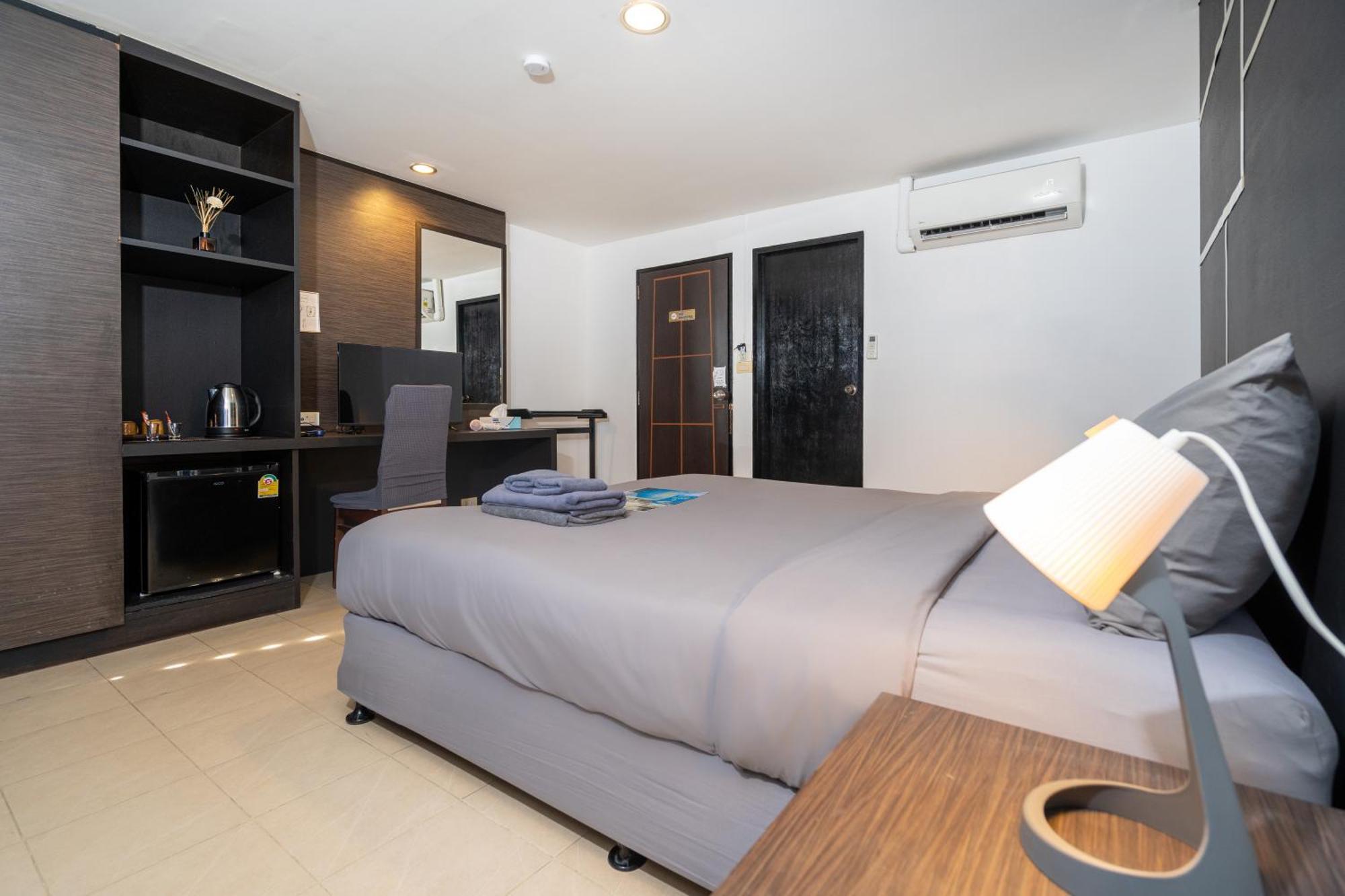 Black Pantera Hostel Patong Luaran gambar